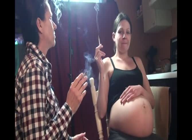 Video :Amateur pregnant girl smoking cigarette with her mom